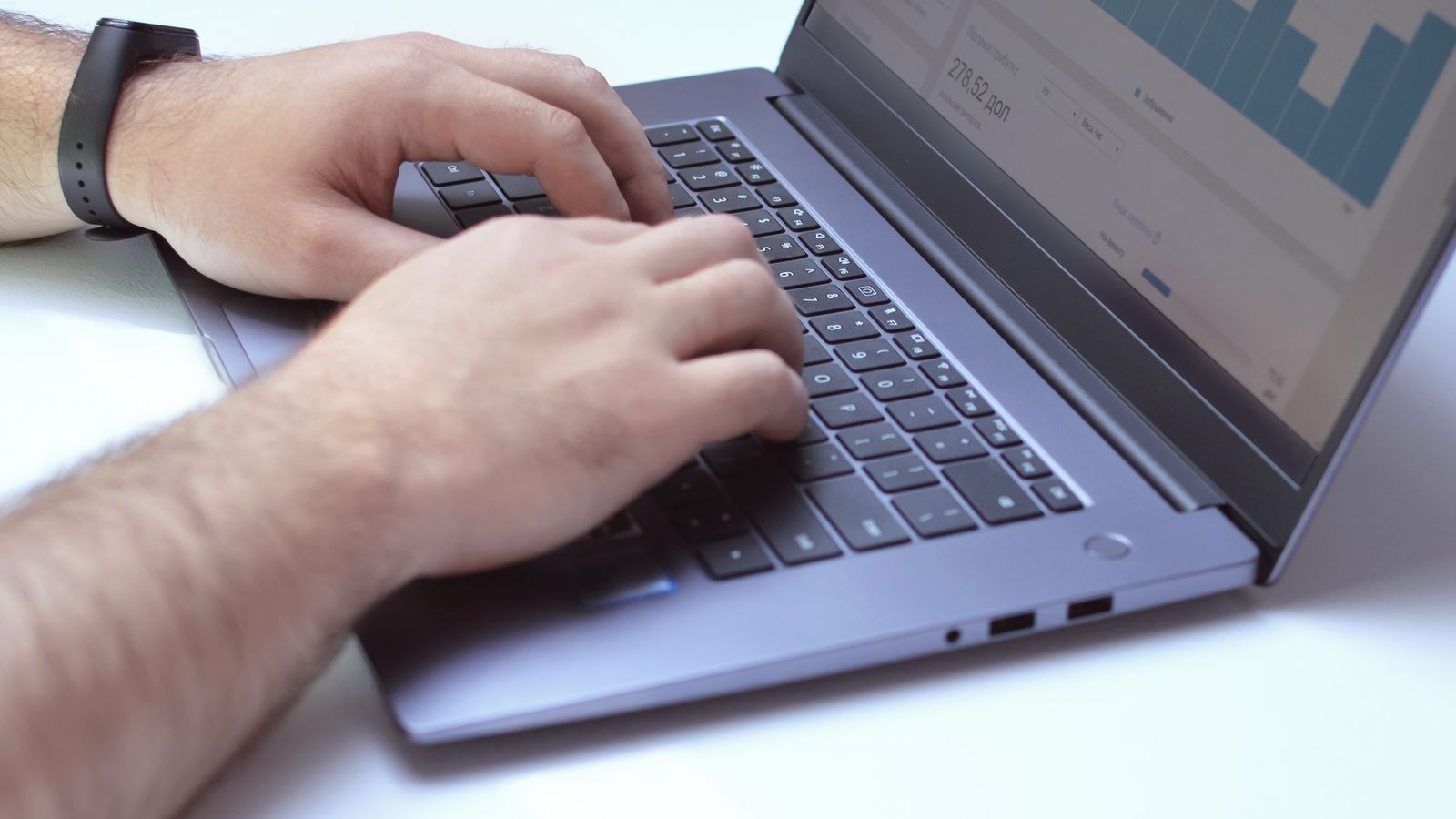 Profesional revisando resultados y métricas digitales en un portátil