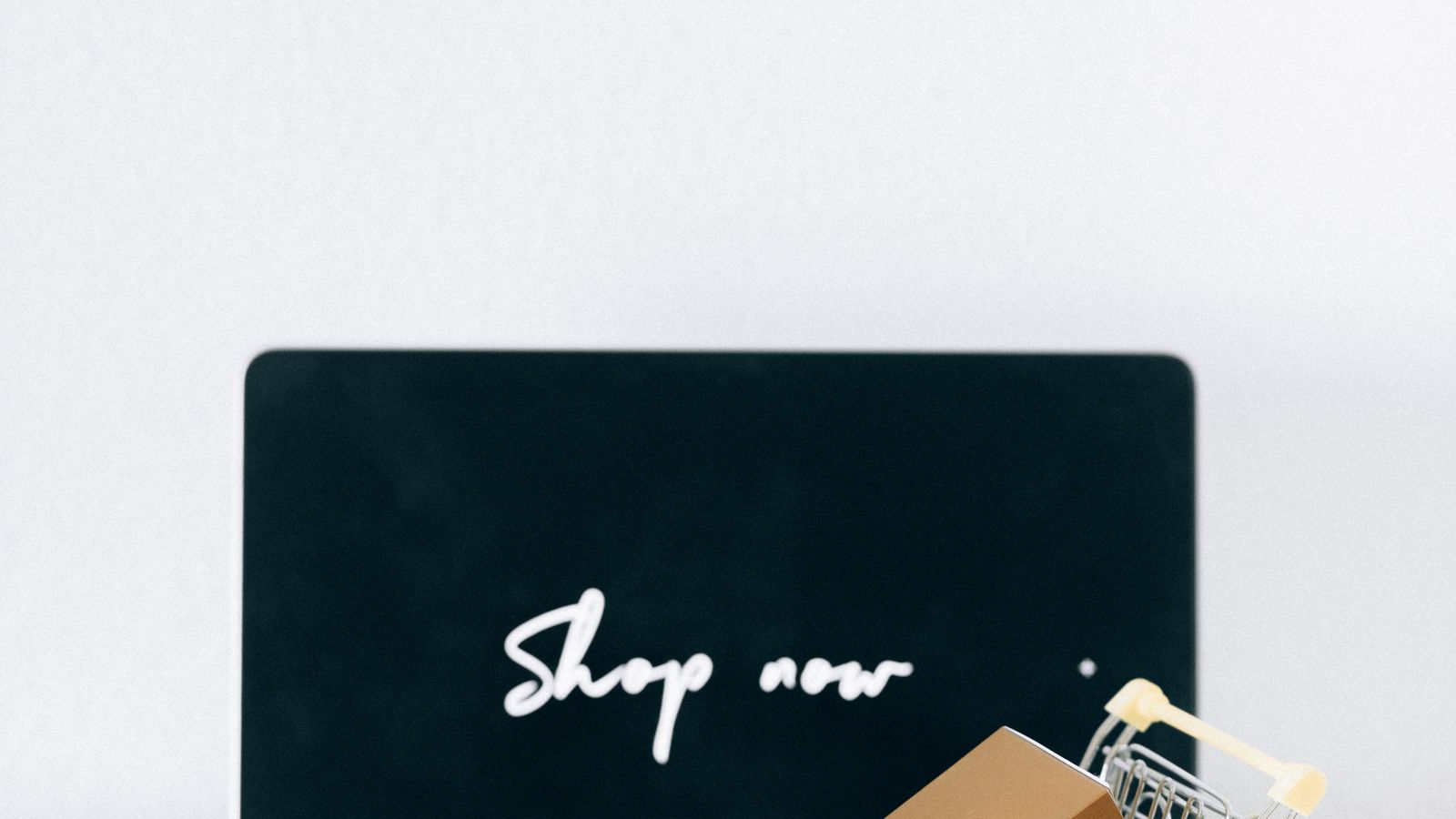 Portátil con una tienda online y un carrito de compra