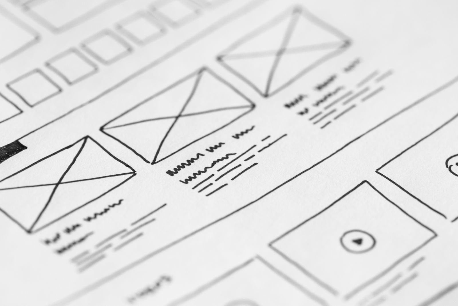 Wireframes dibujados en papel para planificar la estructura de una página web