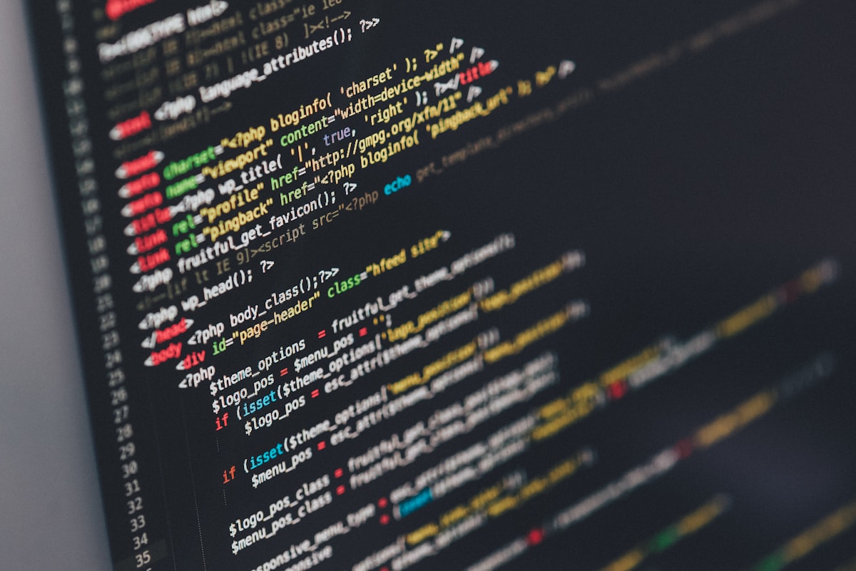 Codigo de una aplicacion web abierto en una pantalla de ordenador