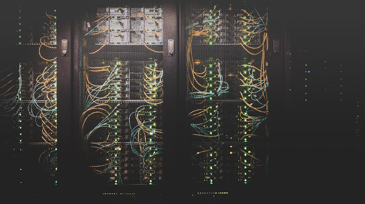 Infraestructura tecnica y servidores que sostienen una aplicacion web estable