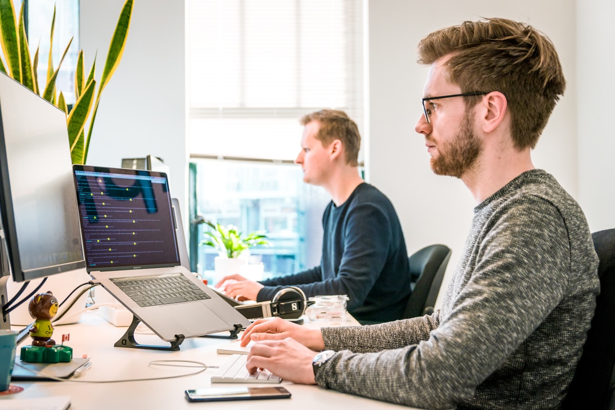 Equipo trabajando con portatiles en una herramienta web para negocio