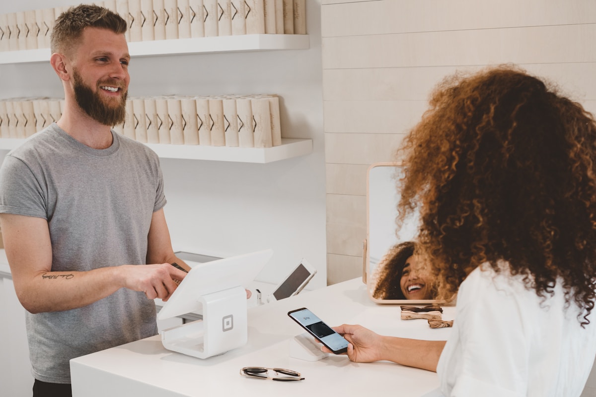 Persona comprando en una tienda online desde un ordenador portatil