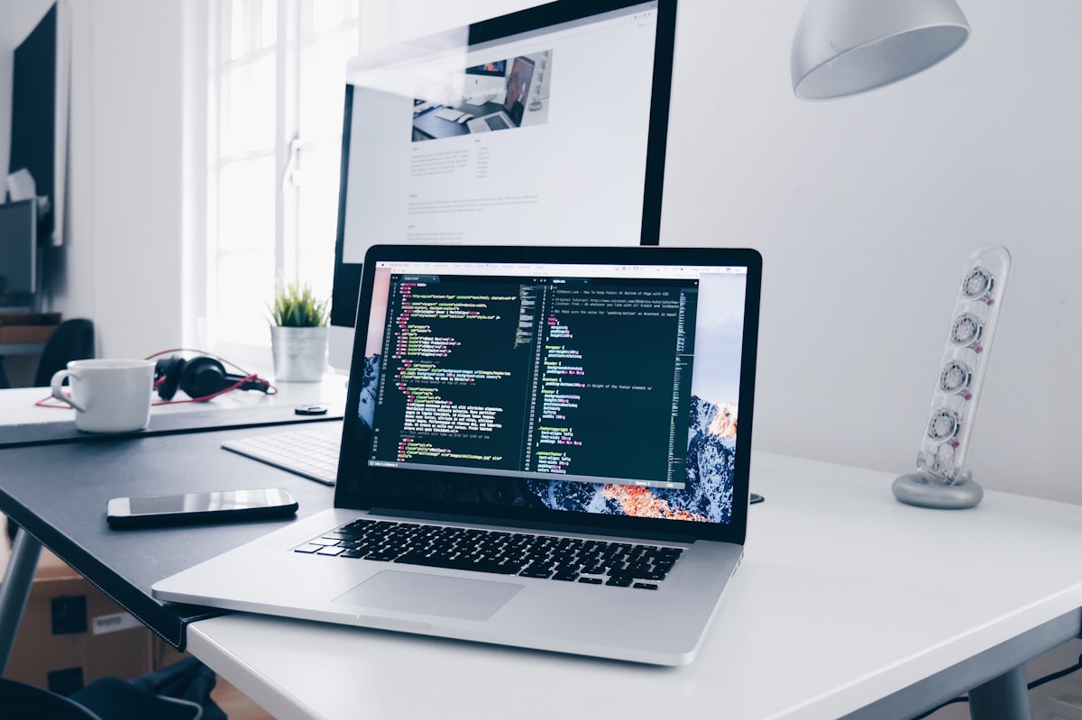 Mesa de trabajo con ordenador portatil preparada para revisar cambios de una web