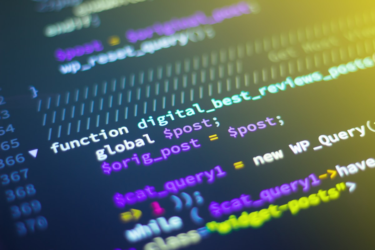 Pantalla con codigo y herramientas tecnicas para mejorar una pagina web