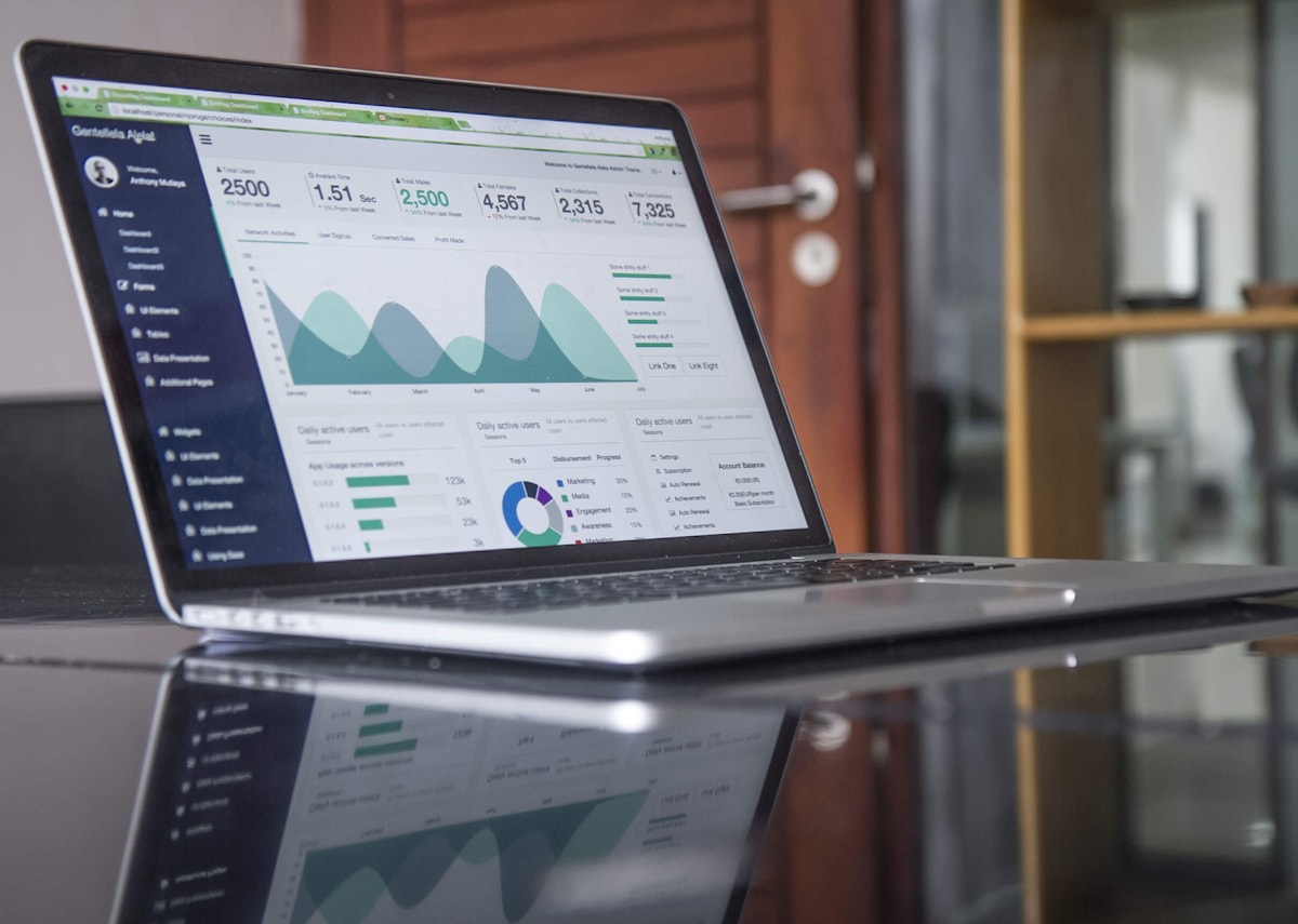 Panel de analitica en un portatil usado para revisar rendimiento y estrategia SEO