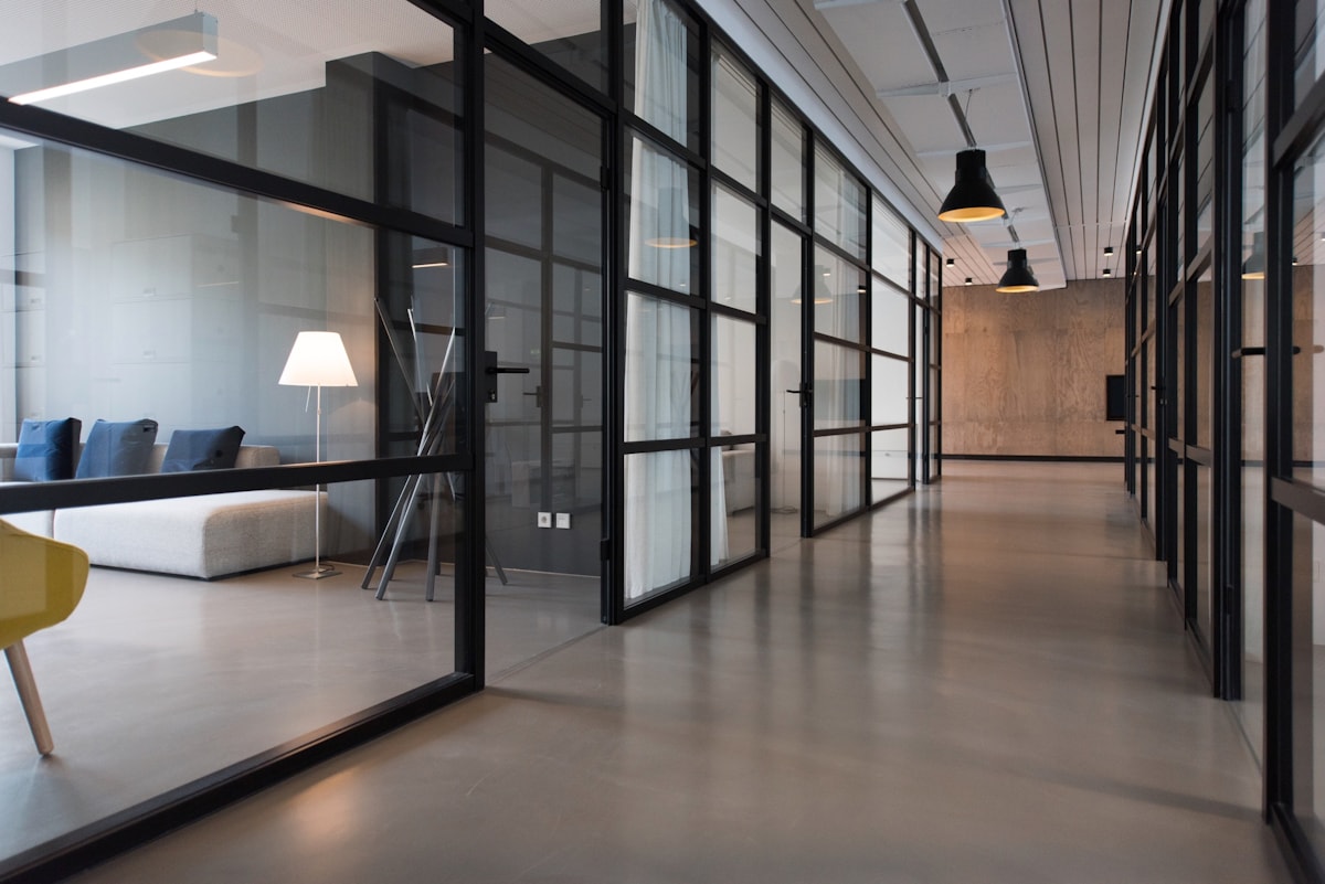 Equipo revisando la estructura de una web en una mesa de trabajo con portatiles